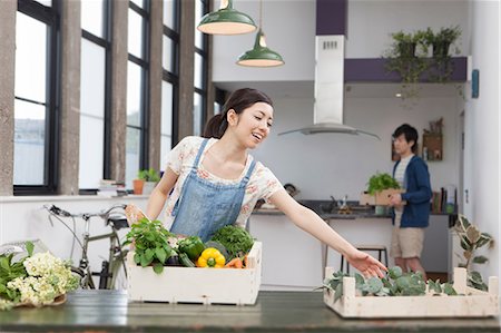simsearch:649-07064013,k - Young couple in kitchen preparing fresh food Stock Photo - Premium Royalty-Free, Code: 614-07146150