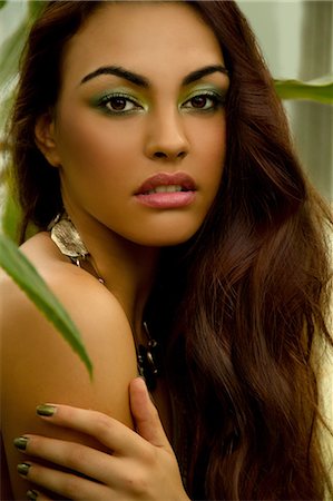 simsearch:614-07194271,k - Portrait of young woman wearing green eye shadow and nail polish Foto de stock - Sin royalties Premium, Código: 614-07194281