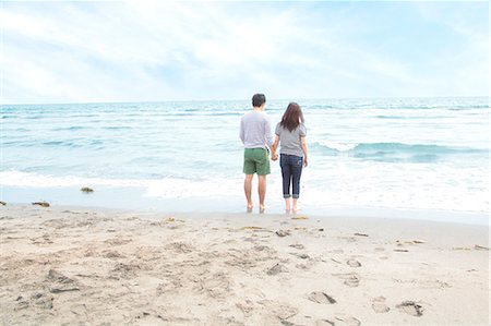 simsearch:614-07194495,k - Young couple holding hands beach Stock Photo - Premium Royalty-Free, Code: 614-07194483