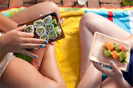 Friends eating sushi Stock Photo - Premium Royalty-Free, Code: 614-07194556