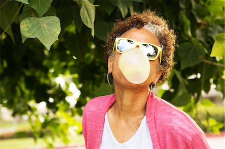 Senior woman blowing bubble gum Photographie de stock - Premium Libres de Droits, Code: 614-07234942