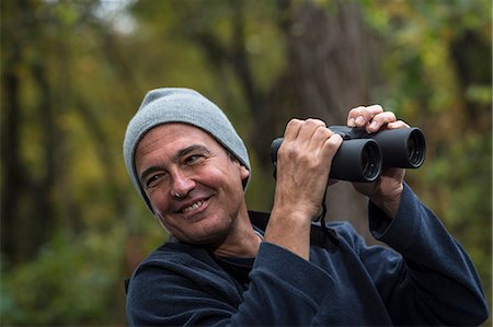 simsearch:614-07239972,k - Mature man holding binoculars Stock Photo - Premium Royalty-Free, Code: 614-07239979