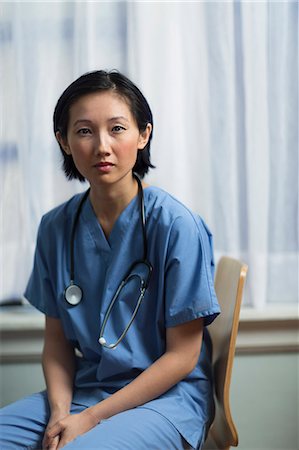 Portrait of a young female doctor sitting in office Foto de stock - Sin royalties Premium, Código: 614-07240066