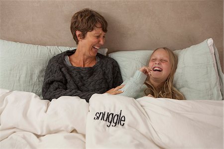 simsearch:6108-06167233,k - Mother and daughter laughing in bed Photographie de stock - Premium Libres de Droits, Code: 614-07240151