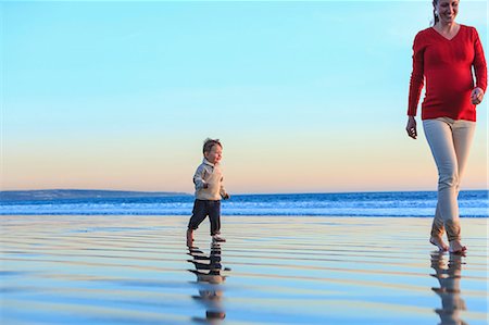 Mother and toddler son having fun on beach, San Diego, California, USA Photographie de stock - Premium Libres de Droits, Code: 614-07444038