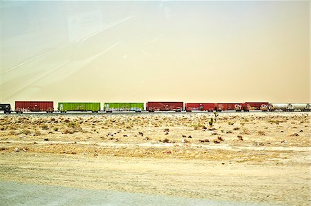 eficiência - Freight locomotive moving through arid landscape, California, USA Foto de stock - Royalty Free Premium, Número: 614-07444286