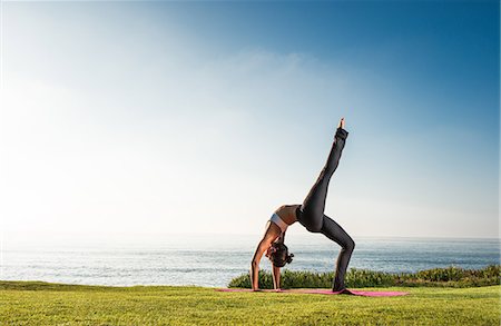 Women on cliff, in yoga position Stock Photo - Premium Royalty-Free, Code: 614-07487193