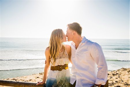 Romantic young couple sharing a kiss at coast Photographie de stock - Premium Libres de Droits, Code: 614-07652176