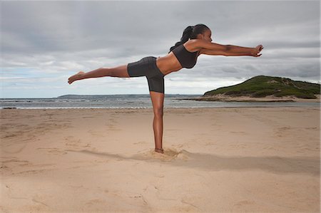 simsearch:614-06168927,k - Young woman practicing yoga on one leg at beach Stock Photo - Premium Royalty-Free, Code: 614-07652234