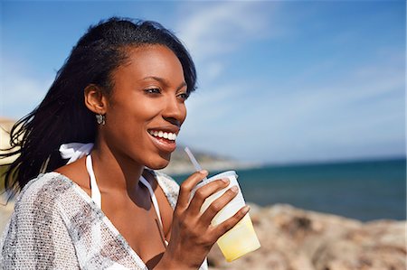 rafraichissement - Young woman drinking fruit juice at beach, Malibu, California, USA Photographie de stock - Premium Libres de Droits, Code: 614-07708283