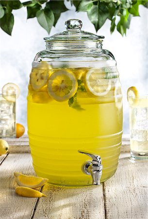 Glass barrel with tap dispenser containing fresh lemonade drink Stock Photo - Premium Royalty-Free, Code: 614-07735372