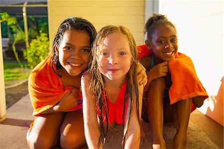 Portrait of three girls wrapped in towel on porch Photographie de stock - Premium Libres de Droits, Code: 614-07768094