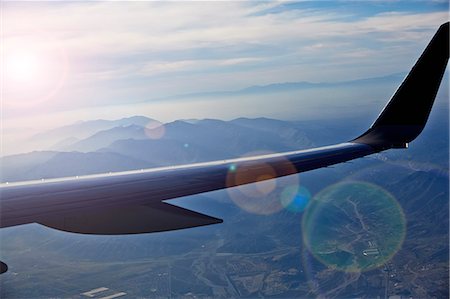 Aeroplane wing flying over landscape Photographie de stock - Premium Libres de Droits, Code: 614-07806011