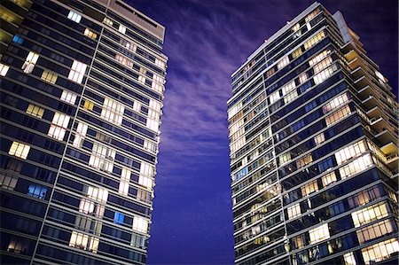 High rise buildings at night Photographie de stock - Premium Libres de Droits, Code: 614-07806013