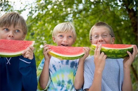 simsearch:649-08004031,k - Friends eating watermelon in garden Stock Photo - Premium Royalty-Free, Code: 614-07806464