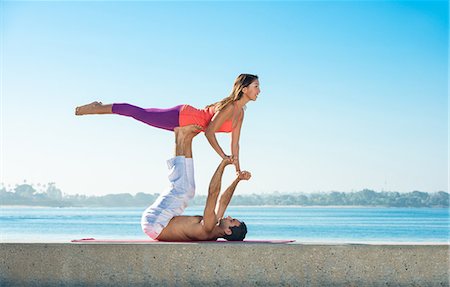 simsearch:6118-07731916,k - Young man and woman practicing yoga on pier at Pacific beach, San Diego, California, USA Photographie de stock - Premium Libres de Droits, Code: 614-07806495