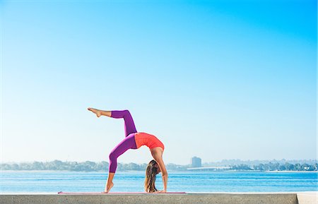 simsearch:6118-07731916,k - Young woman practicing yoga position at Pacific beach, San Diego, California, USA Photographie de stock - Premium Libres de Droits, Code: 614-07806496