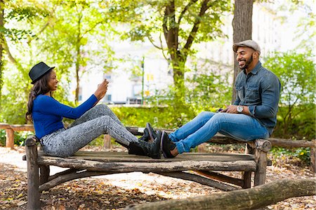 simsearch:614-08119553,k - Couple taking photograph on bench, Central Park, New York, USA Stock Photo - Premium Royalty-Free, Code: 614-07911868