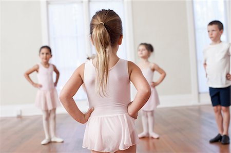 Four children practicing ballet with hands on hips in ballet school Foto de stock - Sin royalties Premium, Código: 614-07911978