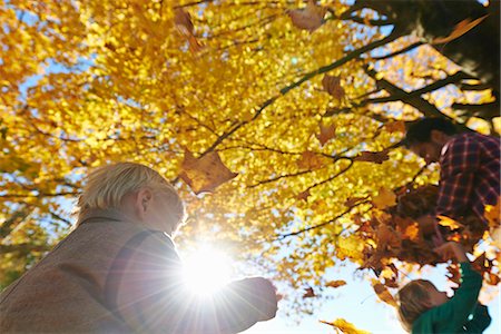 Family playing in forest, throwing leaves Photographie de stock - Premium Libres de Droits, Code: 614-08030435