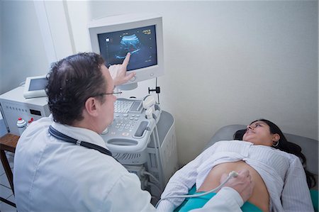 simsearch:649-07063763,k - Sonographer and young woman looking at ultrasound scan on computer screen Stock Photo - Premium Royalty-Free, Code: 614-08030608