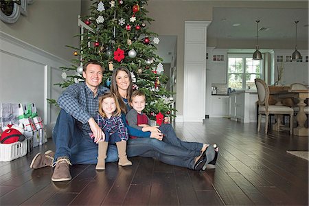 father christmas family portrait - Portrait of parents and two children sitting in front of xmas tree Photographie de stock - Premium Libres de Droits, Code: 614-08030660