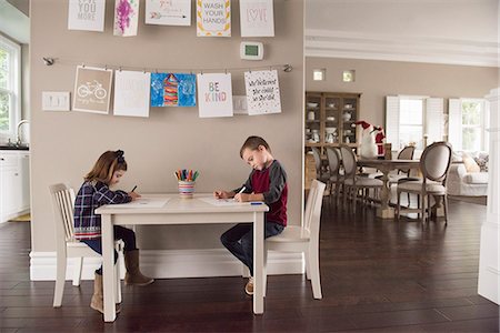 simsearch:614-07031875,k - Brother and sister drawing with crayons at living room table Foto de stock - Sin royalties Premium, Código: 614-08030662