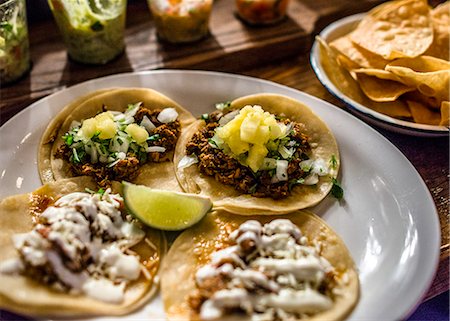 Mini tacos on plate Photographie de stock - Premium Libres de Droits, Code: 614-08030775