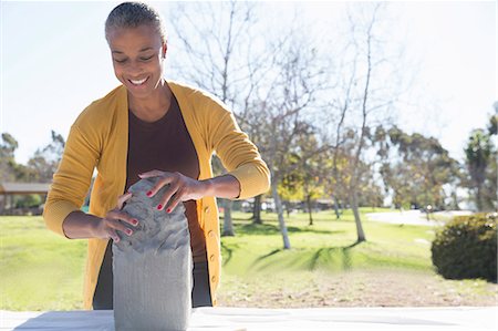 Mature woman making pottery, Hahn Park, Los Angeles, California, USA Stock Photo - Premium Royalty-Free, Code: 614-08030814