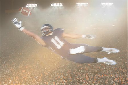 football (american ball) - Teenage American football player jumping and reaching for ball Foto de stock - Sin royalties Premium, Código: 614-08031098