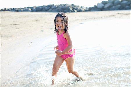 simsearch:614-06896861,k - Girl playing on beach, Maui, Hawaii, US Stock Photo - Premium Royalty-Free, Code: 614-08066194