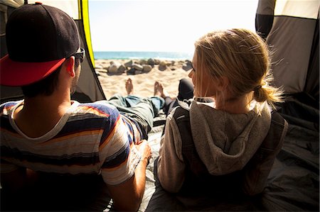 striped - Couple relaxing inside tent on beach, Malibu, California, USA Foto de stock - Sin royalties Premium, Código: 614-08119555