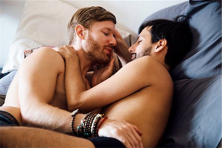 romantic couple bed - Male couple, partially dressed, lying on bed, embracing Photographie de stock - Premium Libres de Droits, Code: 614-08148670