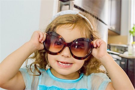simsearch:614-06442834,k - Portrait of young girl, wearing sunglasses Photographie de stock - Premium Libres de Droits, Code: 614-08219834