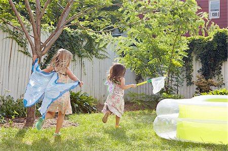 simsearch:614-06442834,k - Girls in butterfly costumes playing in garden Photographie de stock - Premium Libres de Droits, Code: 614-08307637