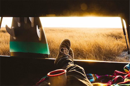 Male surfer with feet up in back of jeep at sunset, San Luis Obispo, California, USA Photographie de stock - Premium Libres de Droits, Code: 614-08383695