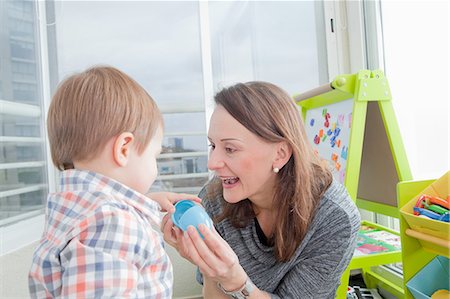 Mother playing with son at home Foto de stock - Sin royalties Premium, Código: 614-08392324