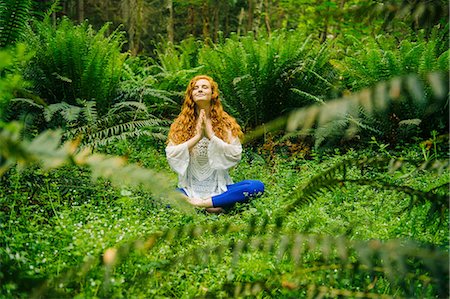 simsearch:614-07194271,k - Young woman practicing yoga in lotus position in forest Foto de stock - Sin royalties Premium, Código: 614-08487969