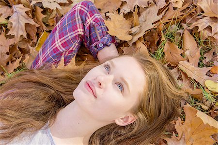 simsearch:614-08392638,k - Teenage girl lying on autumn leaves, close-up Foto de stock - Sin royalties Premium, Código: 614-08535563