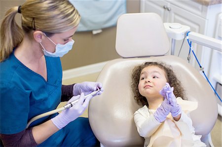 simsearch:649-07280884,k - Girl in dental chair watching dentist prepare dental equipment Foto de stock - Sin royalties Premium, Código: 614-08535784