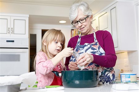 Girl and grandmother measuring salt for cooking Foto de stock - Sin royalties Premium, Código: 614-08535819