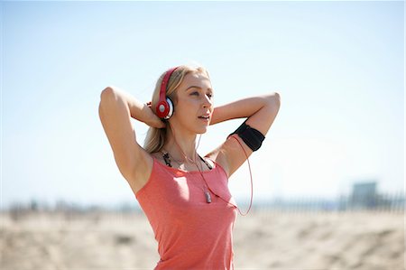 simsearch:614-08392638,k - Young woman outdoors, wearing headphones and activity tracker Stock Photo - Premium Royalty-Free, Code: 614-08578228