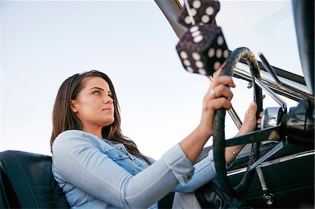simsearch:614-06625108,k - Low angle view of woman driving convertible car, Los Angeles, California, USA Foto de stock - Sin royalties Premium, Código: 614-08684731
