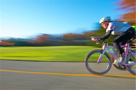 simsearch:649-08900720,k - Blurred motion side view of cyclist cycling Stock Photo - Premium Royalty-Free, Code: 614-08684818
