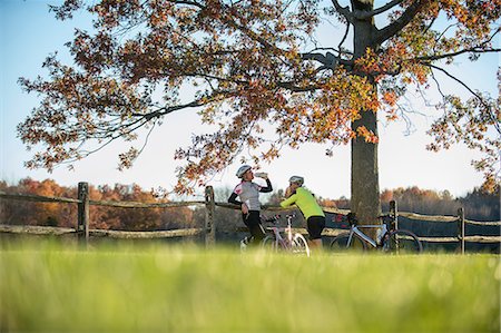 simsearch:614-09078761,k - Cyclists resting by fence Stock Photo - Premium Royalty-Free, Code: 614-08684819