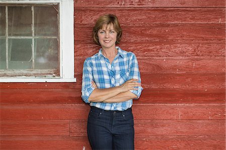 simsearch:649-07560393,k - Portrait of mature woman with arms folded in porch Photographie de stock - Premium Libres de Droits, Code: 614-08721004