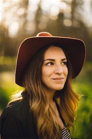 simsearch:614-06896619,k - Portrait of woman wearing hat looking away, Rocky Mountain National Park, Colorado, USA Foto de stock - Sin royalties Premium, Código: 614-08826815