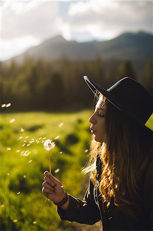 Woman blowing dandelion seeds, Rocky Mountain National Park, Colorado, USA Photographie de stock - Premium Libres de Droits, Code: 614-08826816