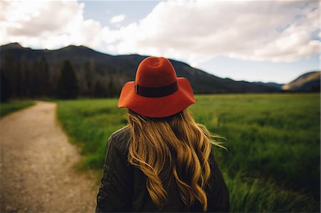 simsearch:614-08392638,k - Rear view of woman wearing hat looking away, Rocky Mountain National Park, Colorado, USA Stock Photo - Premium Royalty-Free, Code: 614-08826812