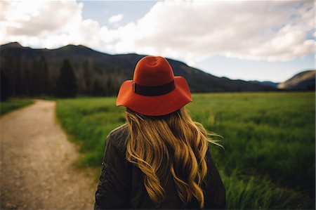 simsearch:614-06896619,k - Rear view of woman wearing hat looking away, Rocky Mountain National Park, Colorado, USA Foto de stock - Sin royalties Premium, Código: 614-08826812